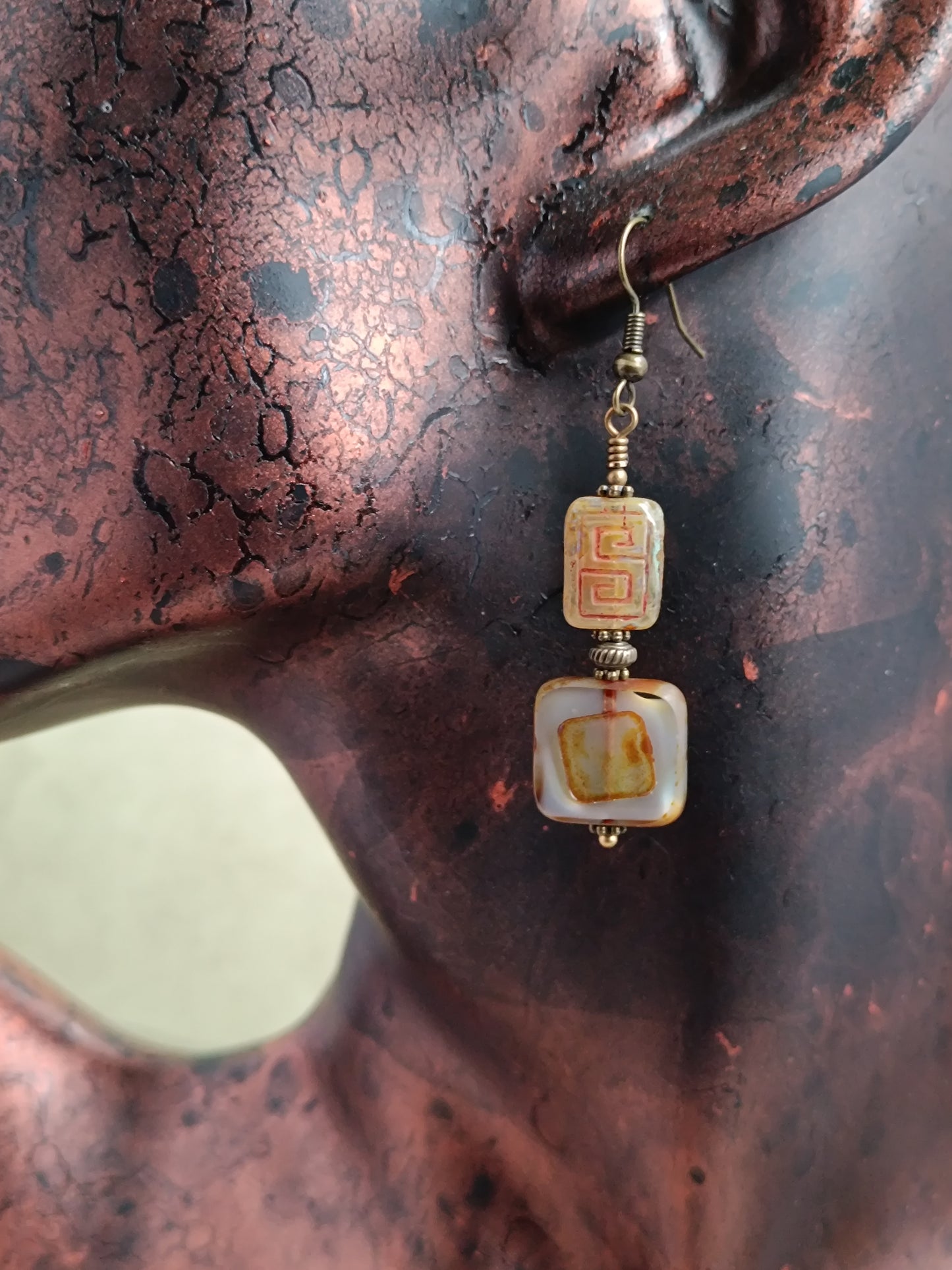 Boucles d'oreilles pendantes perles de verre tchèque asymétriques style bohème mystérieux moderne