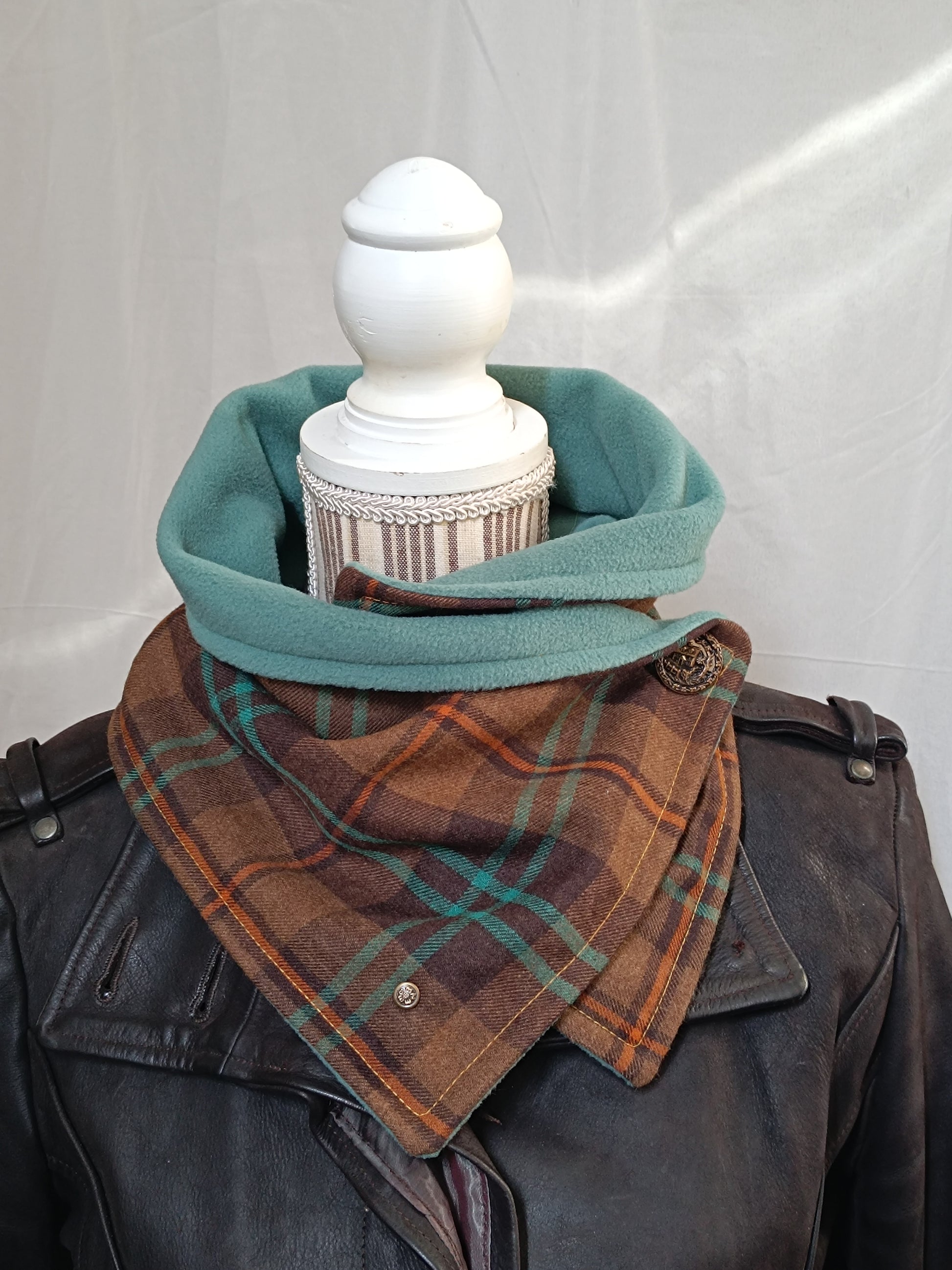 Écharpe col bénitier a deux pointes tartan laine marron et bleus doublé polaire et bouton vintage , unique et artisanale