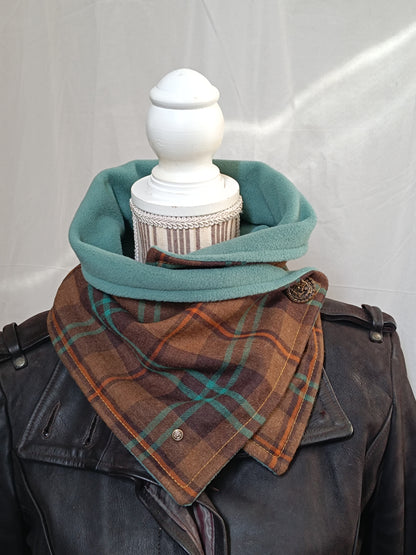 Écharpe col bénitier a deux pointes tartan laine marron et bleus doublé polaire et bouton vintage , unique et artisanale