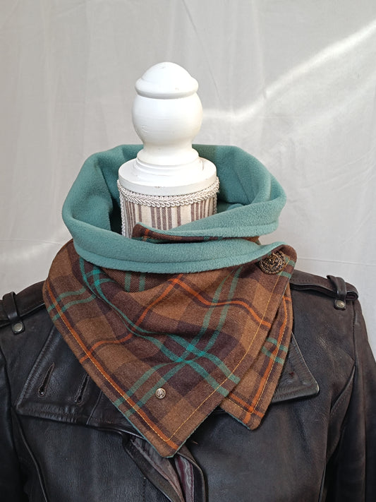 Écharpe col bénitier a deux pointes tartan laine marron et bleus doublé polaire et bouton vintage , unique et artisanale