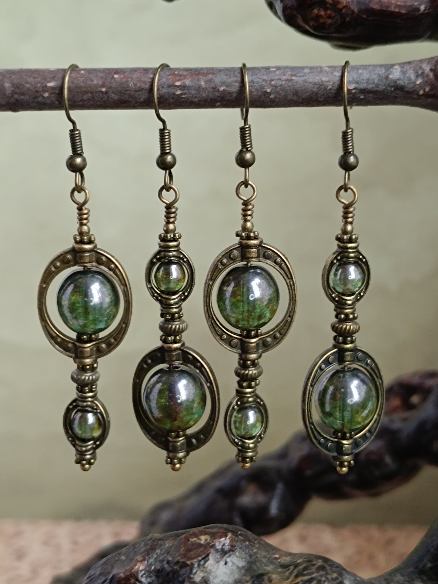 Boucles Oreilles Asymétriques Perles Verre Tchèque Vert Laiton Bronze Fait Main