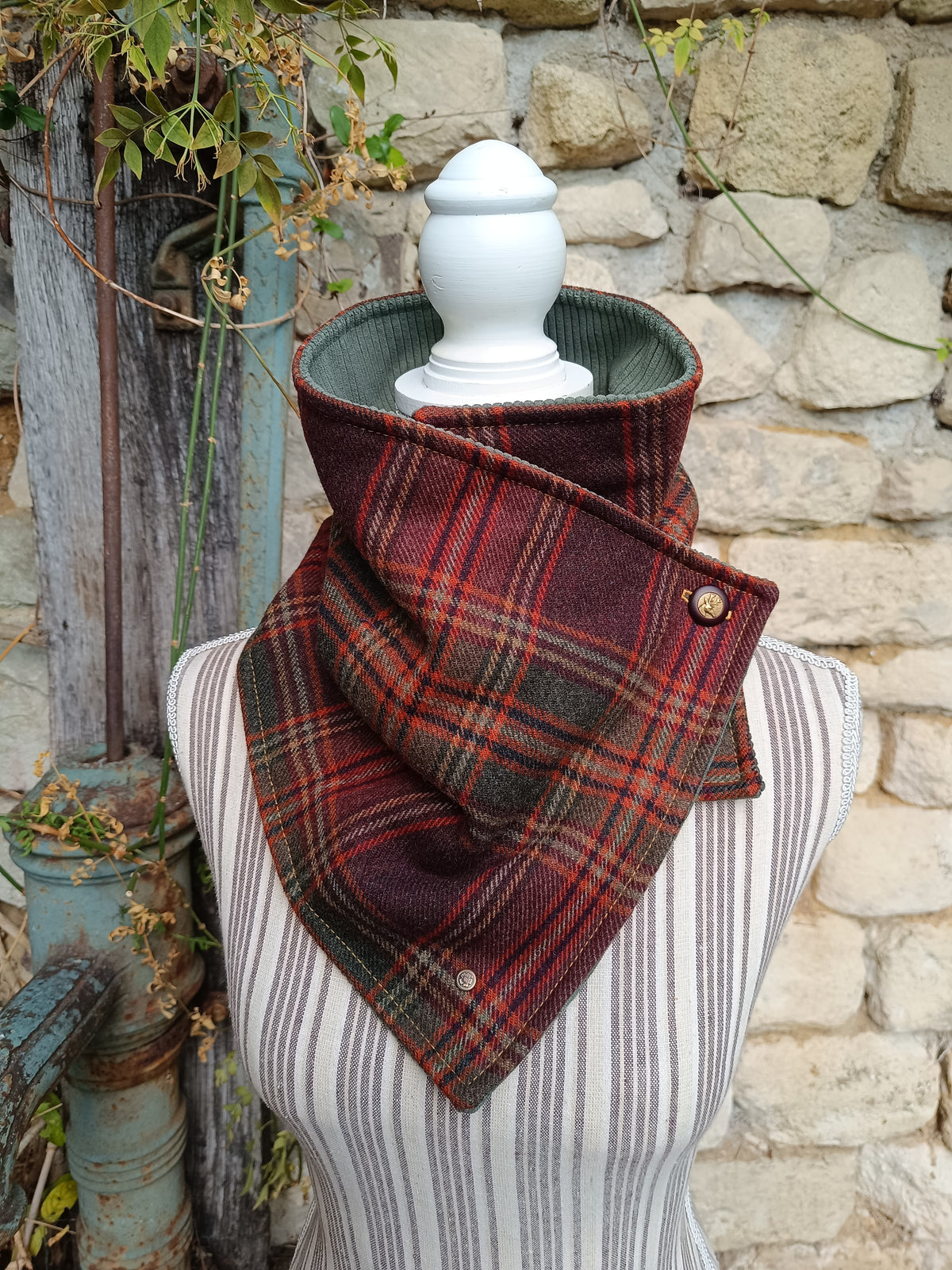 Tour de cou en laine tartan bordeaux, velours kaki et bouton cerf champêtre