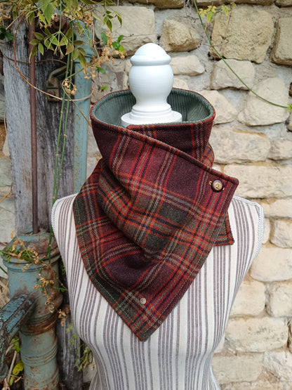 Tour de cou en laine tartan bordeaux, velours kaki et bouton cerf champêtre