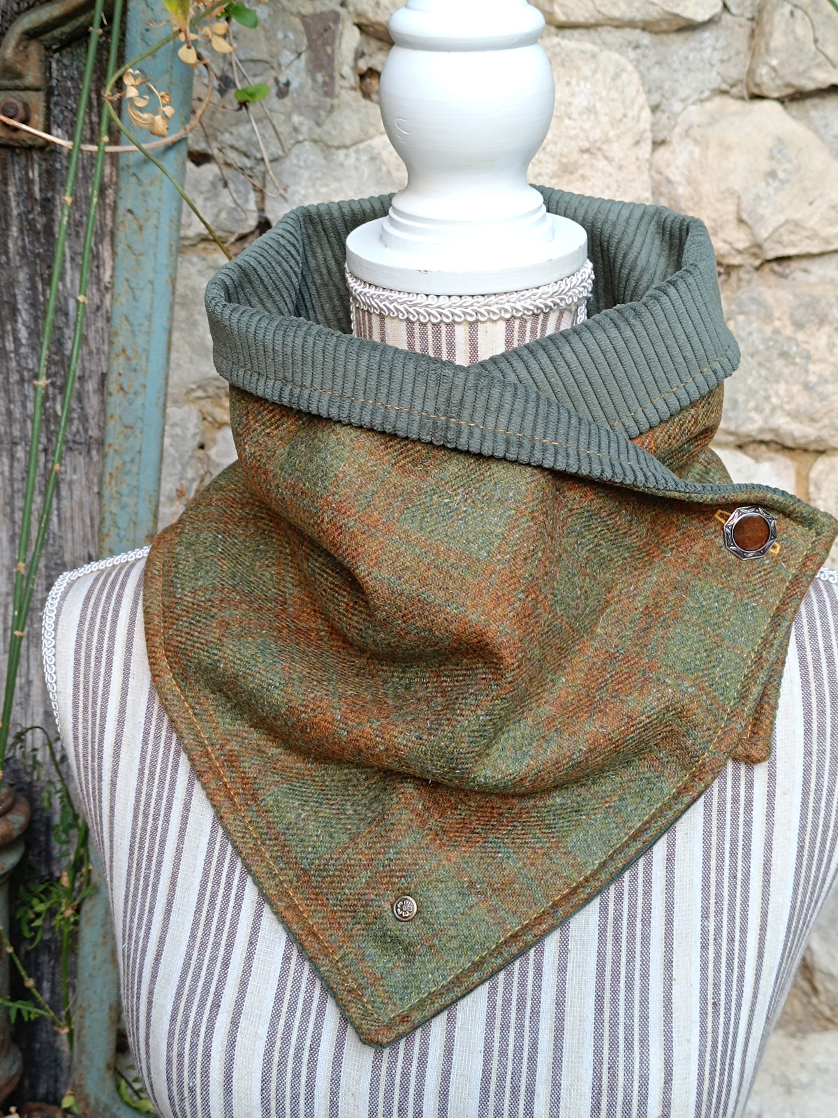 Tour de cou femme en cachemire tartan vert et marron, bouton octogonal brun