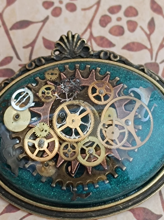 Broche Steampunk Cabochon Horizontal – Résine Époxy, Fond vert , Engrenages Authentiques