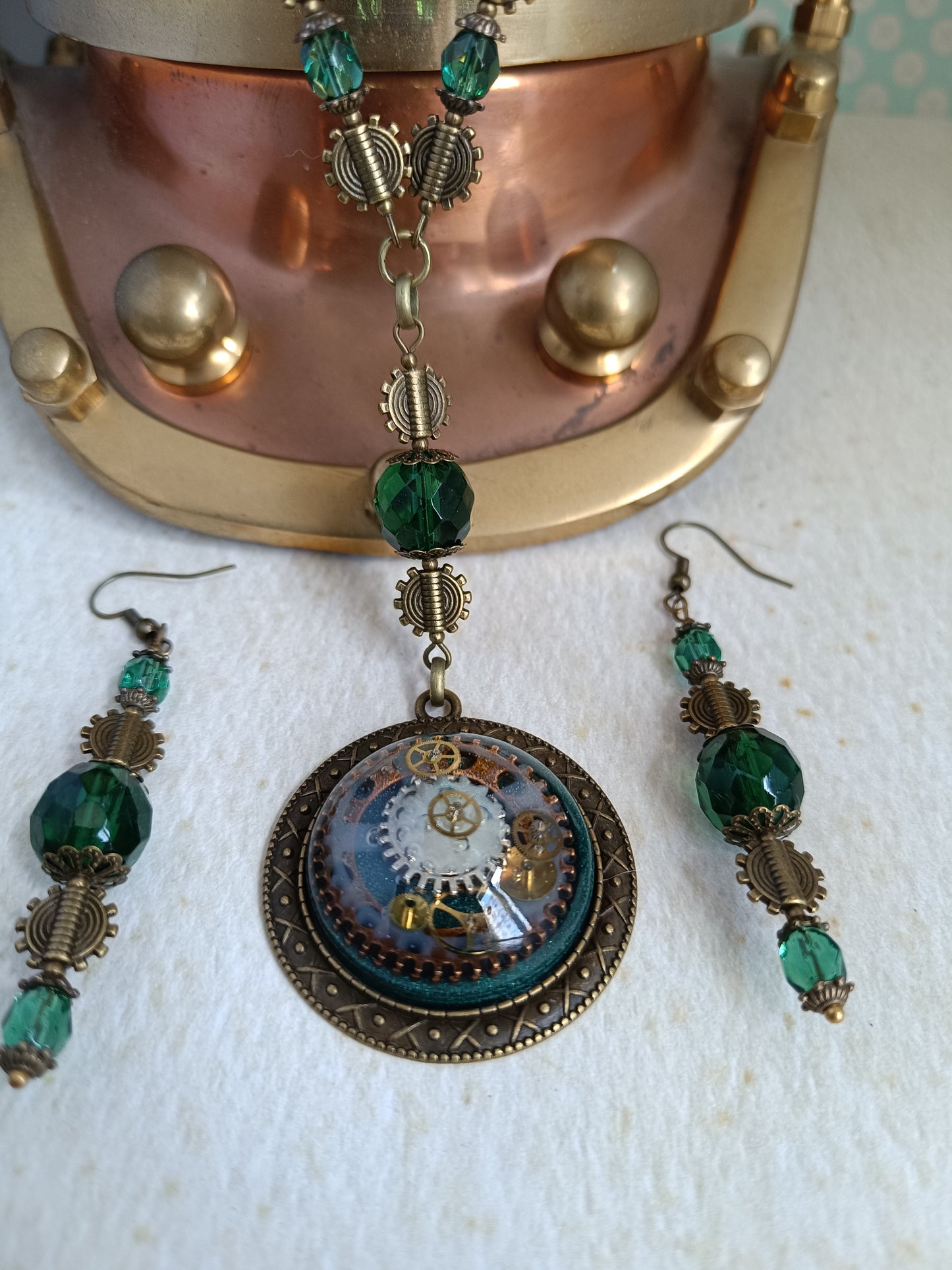 Ensemble Collier et Boucles d'Oreilles Steampunk Perles de Verre Tchèque Vertes Pendentif Cabochon Bronze Artisanal