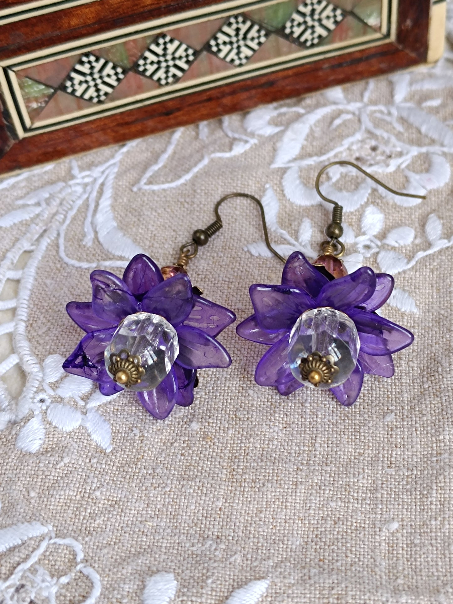 Boucles d'oreilles fleurs pompons ultra violettes