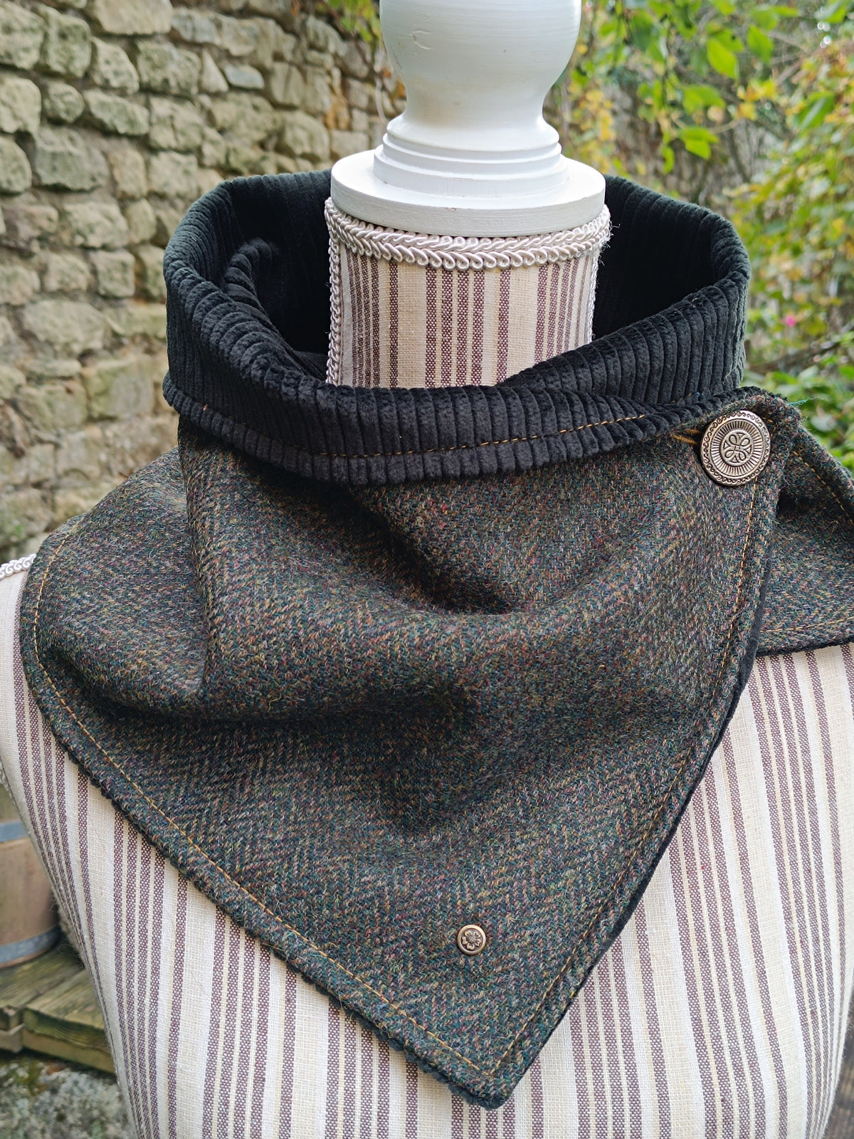 Tour de cou tweed celtique doublé velours côtelé et bouton vintage métal celte