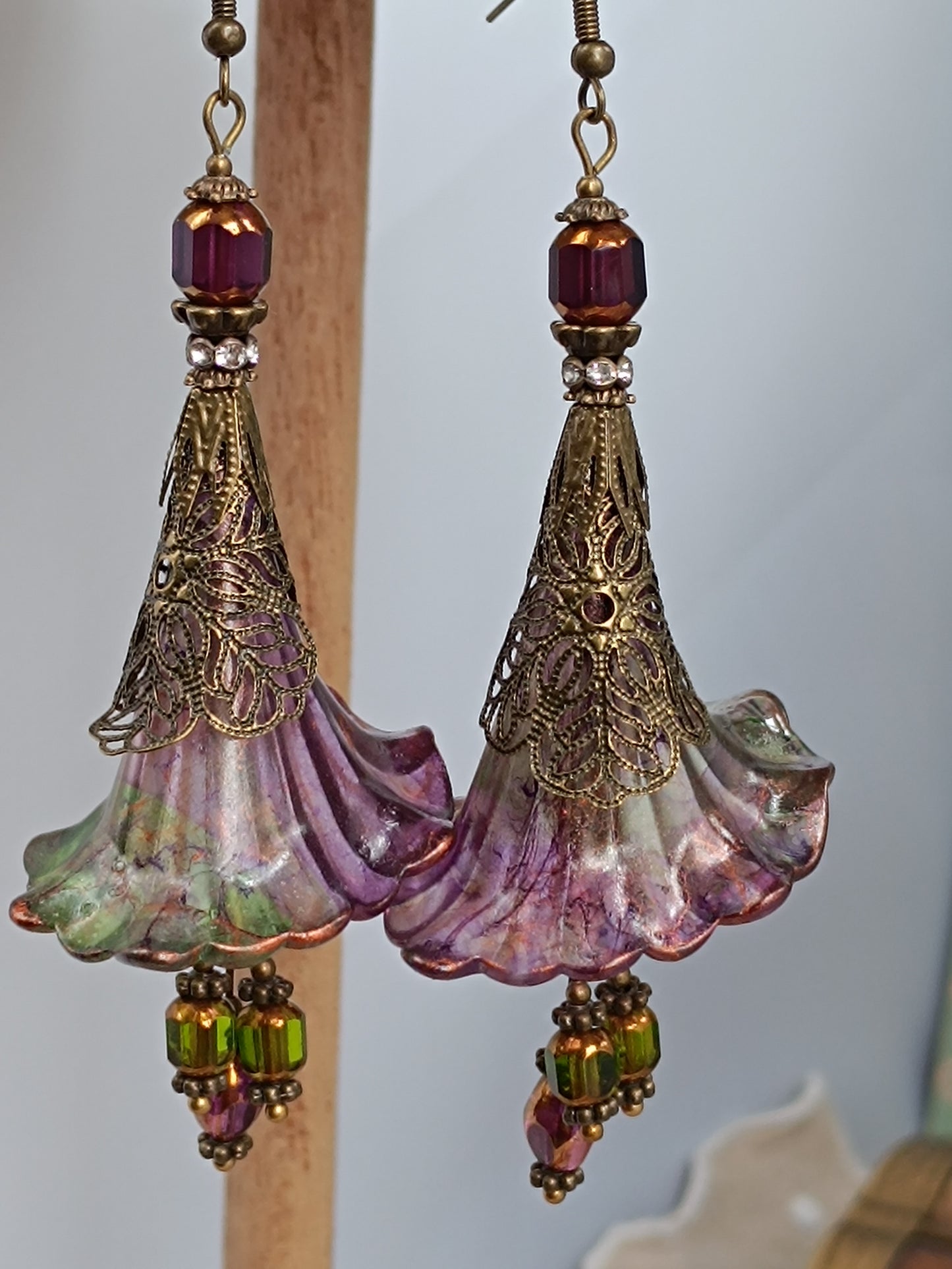 Boucles d'Oreilles Pendantes Féeriques Vertes et Violettes Fleurs Acrylique Perles Verre Tchèque XXL