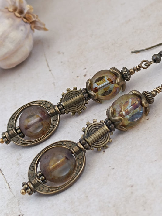 Boucles d'oreilles steampunk posées sur bois, perles 3 coupes verre tchèque irisées et monture ovale engrenage bronze antique