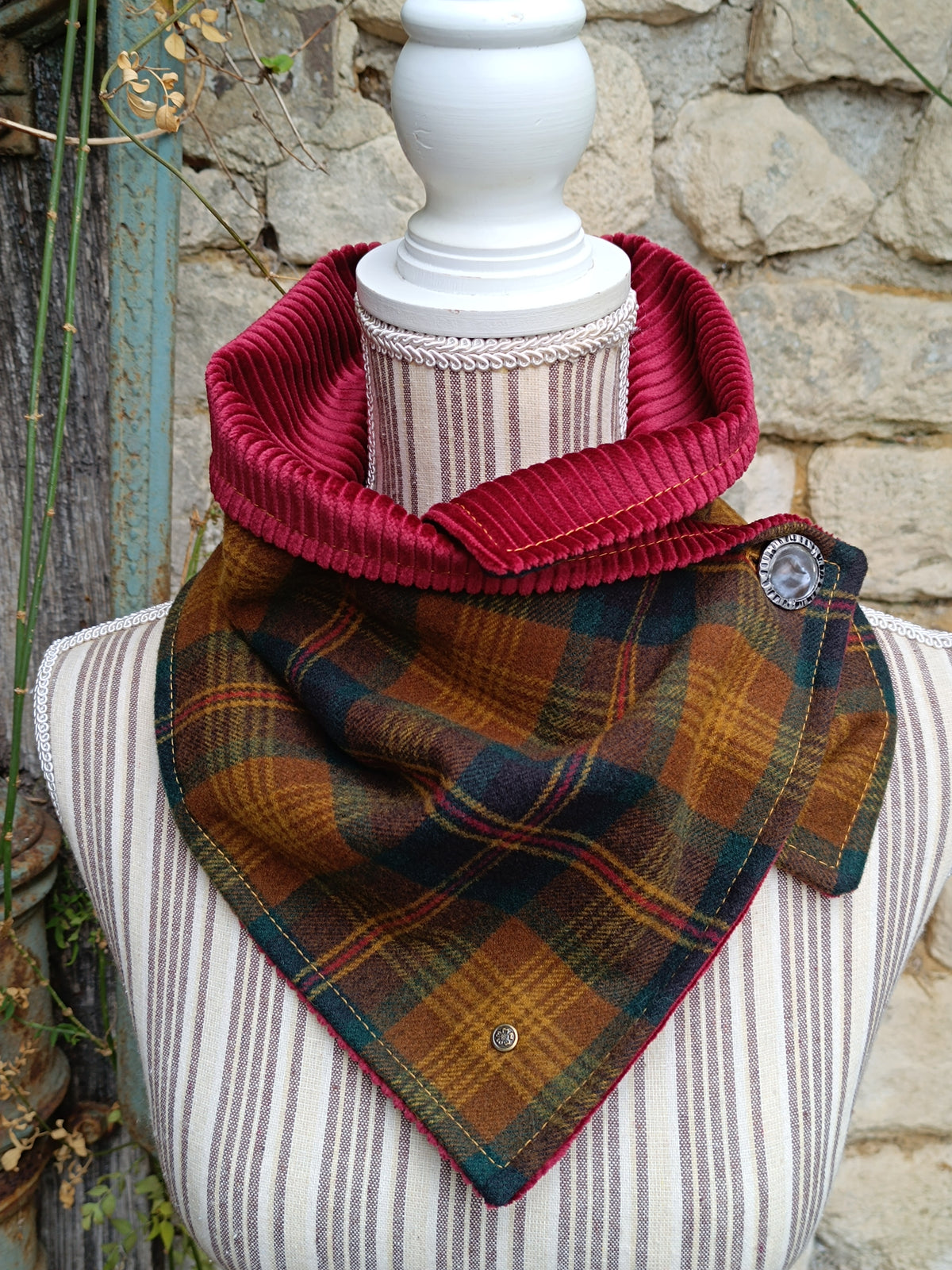 Tour de cou tartan laine velours côtelé bordeaux et grand bouton vintage métal et nacre