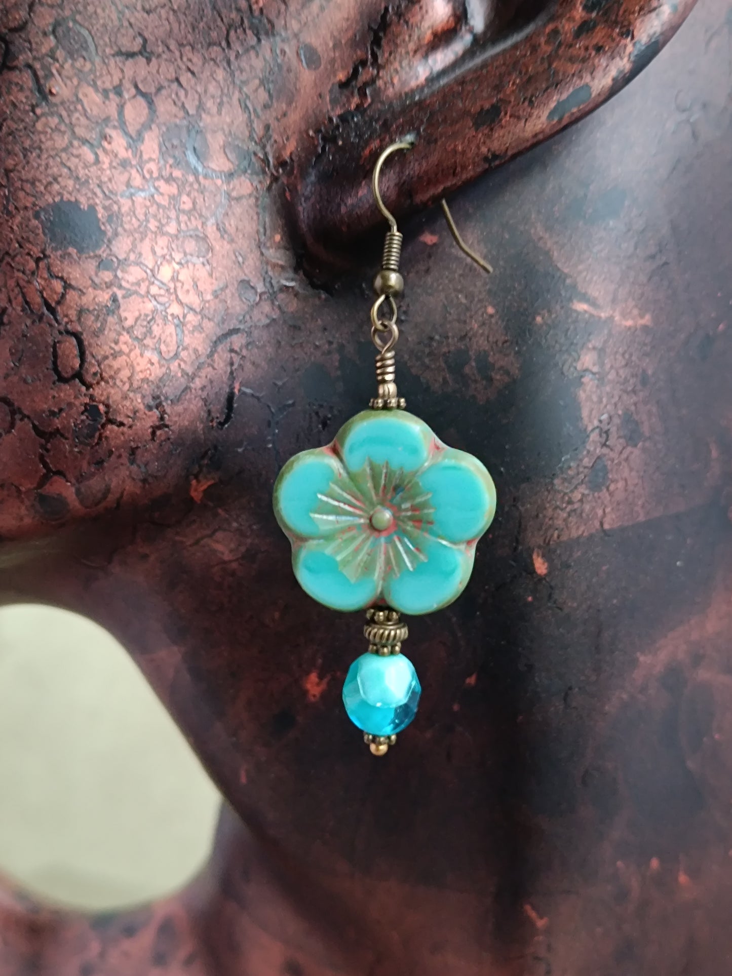 Boucles d'oreilles pendantes fleurs perles de verre tchèque asymétriques végétales bohèmes
