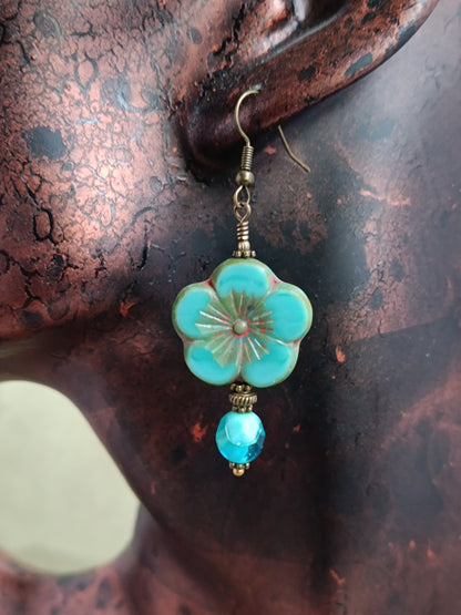 Boucles d'oreilles pendantes fleurs perles de verre tchèque asymétriques végétales bohèmes