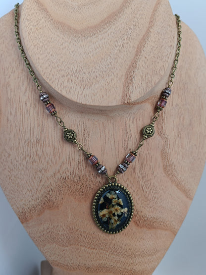 Bijou Botanique Dark Floral - Pendentif Résine et Fleurs Séchées (3 x 2,5 cm)
