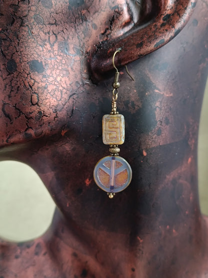 Boucles d’oreilles pendantes asymétriques perles symbole de paix & motifs graphiques  laiton bronze antique artisanat poétique