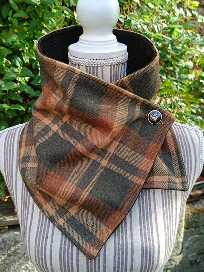 Tour de cou tartan laine vert ocre marron doublé velours brun foncé et bouton moderne abeille
