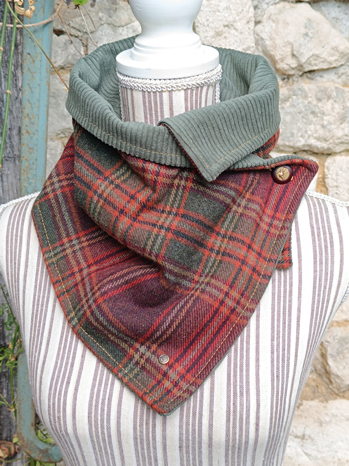 Tour de cou en laine tartan bordeaux, velours kaki et bouton cerf champêtre