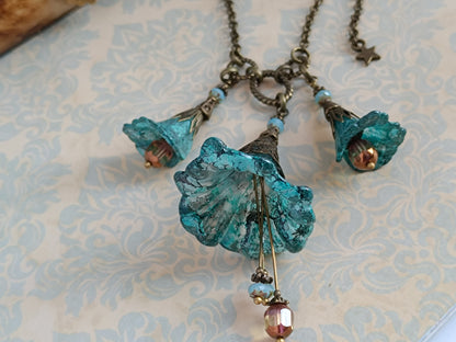 Collier Sautoir Fleurs Féeriques Bleu Turquoise - Lucite Peinte Main Bronze Antique