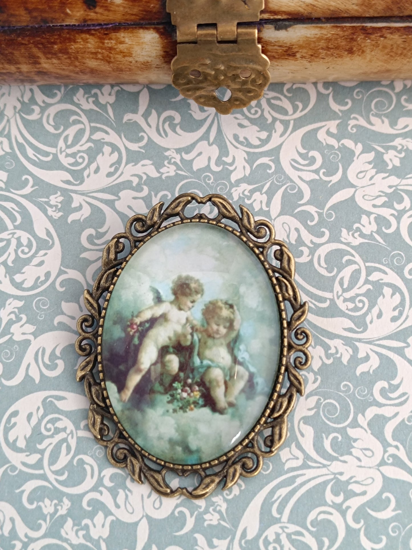 Broche illustration angelots – style classique et poétique