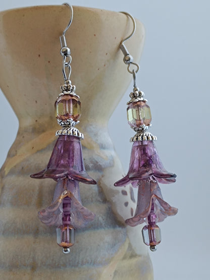 Boucles d'oreilles fleurs acrylique givrée, perles de verre tchèque, acier inoxydable