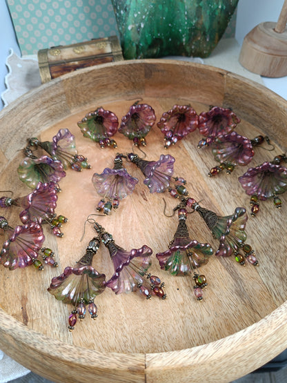 Boucles d'Oreilles Pendantes Féeriques Vertes et Violettes Fleurs Acrylique Perles Verre Tchèque XXL