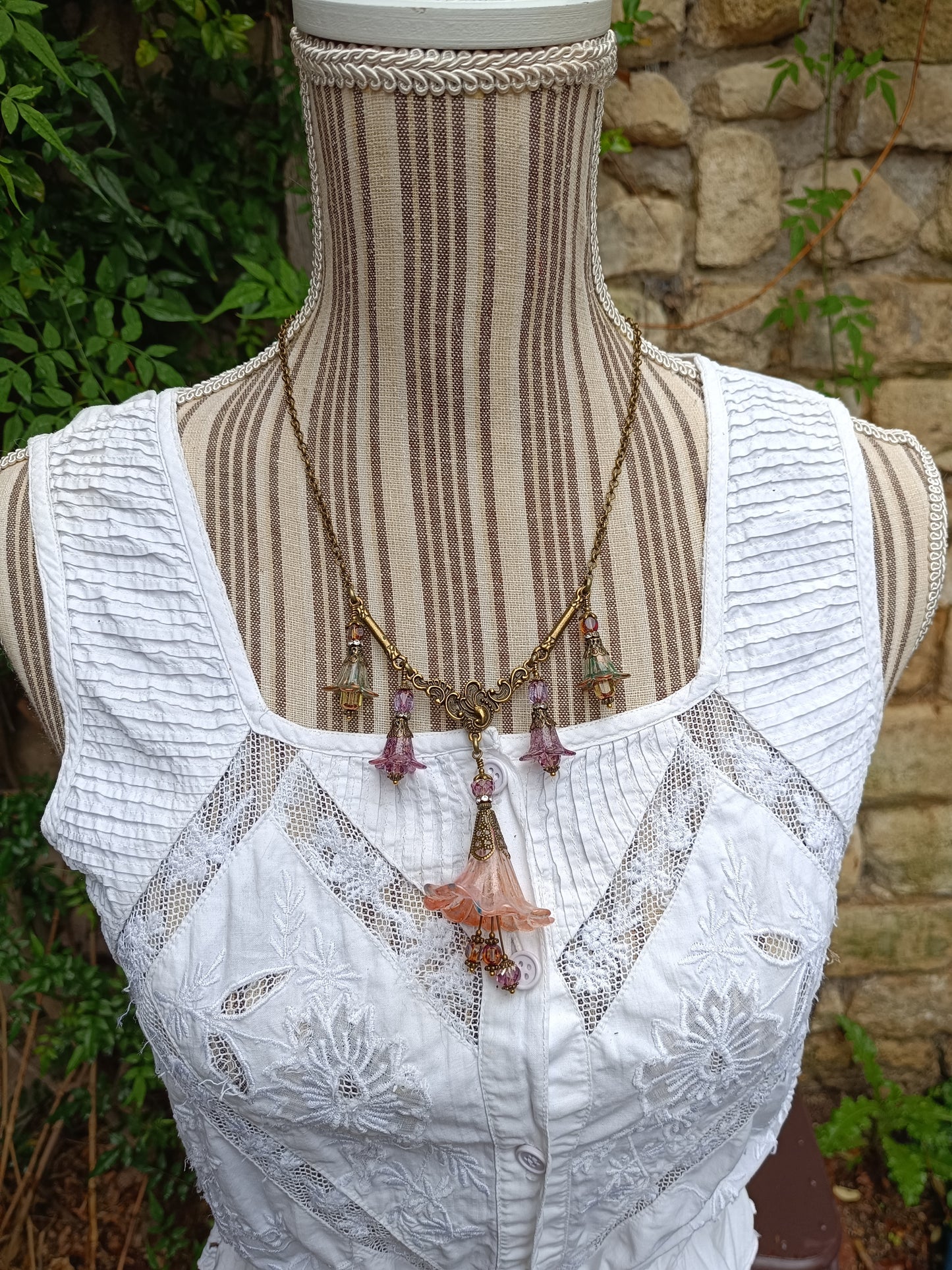 Rêveries Florales Collier fairycore romantique en bronze antique, fleurs lucite peintes main, perles lanternes verre tchèque
