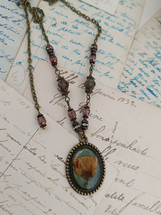 Collier Vintage Romantique Médaillon Artisanal Fleur de Cerisier Fond Vert 3 x 2,5 cm