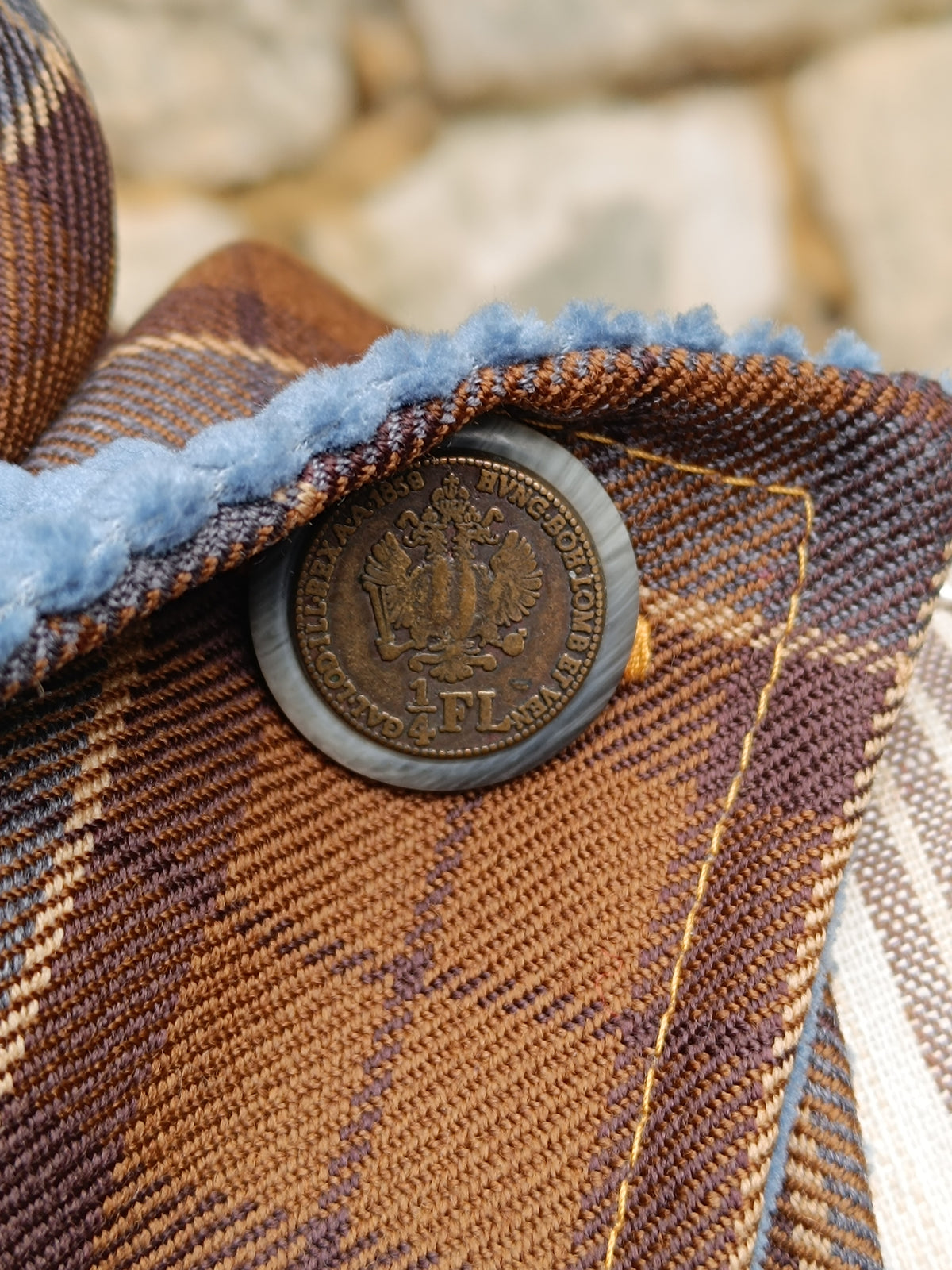 Tour de cou tartan écossais pure laine velours côtelé bleu et bouton vintage autrichien