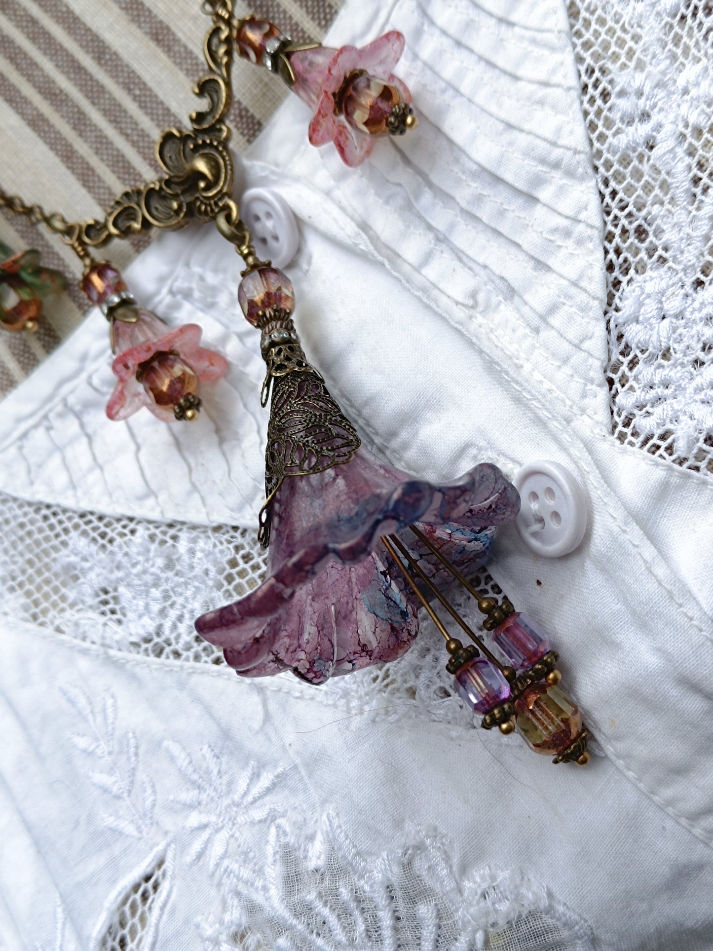 Rêveries Florales Collier fairycore romantique en bronze antique, fleurs lucite peintes main, perles lanternes verre tchèque