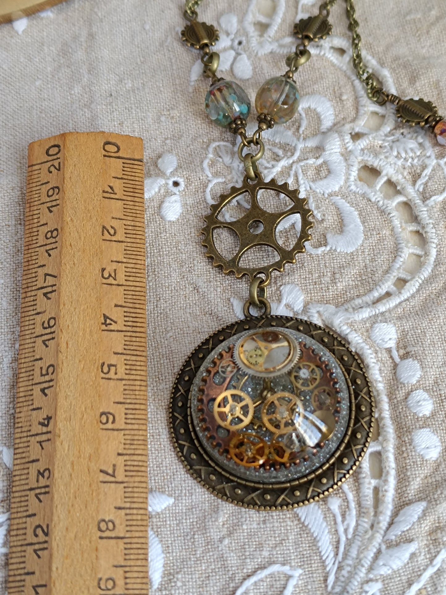 Collier Steampunk Perles de Verre Tchèque Pendentif Cabochon Résine Époxy Bronze Artisanal