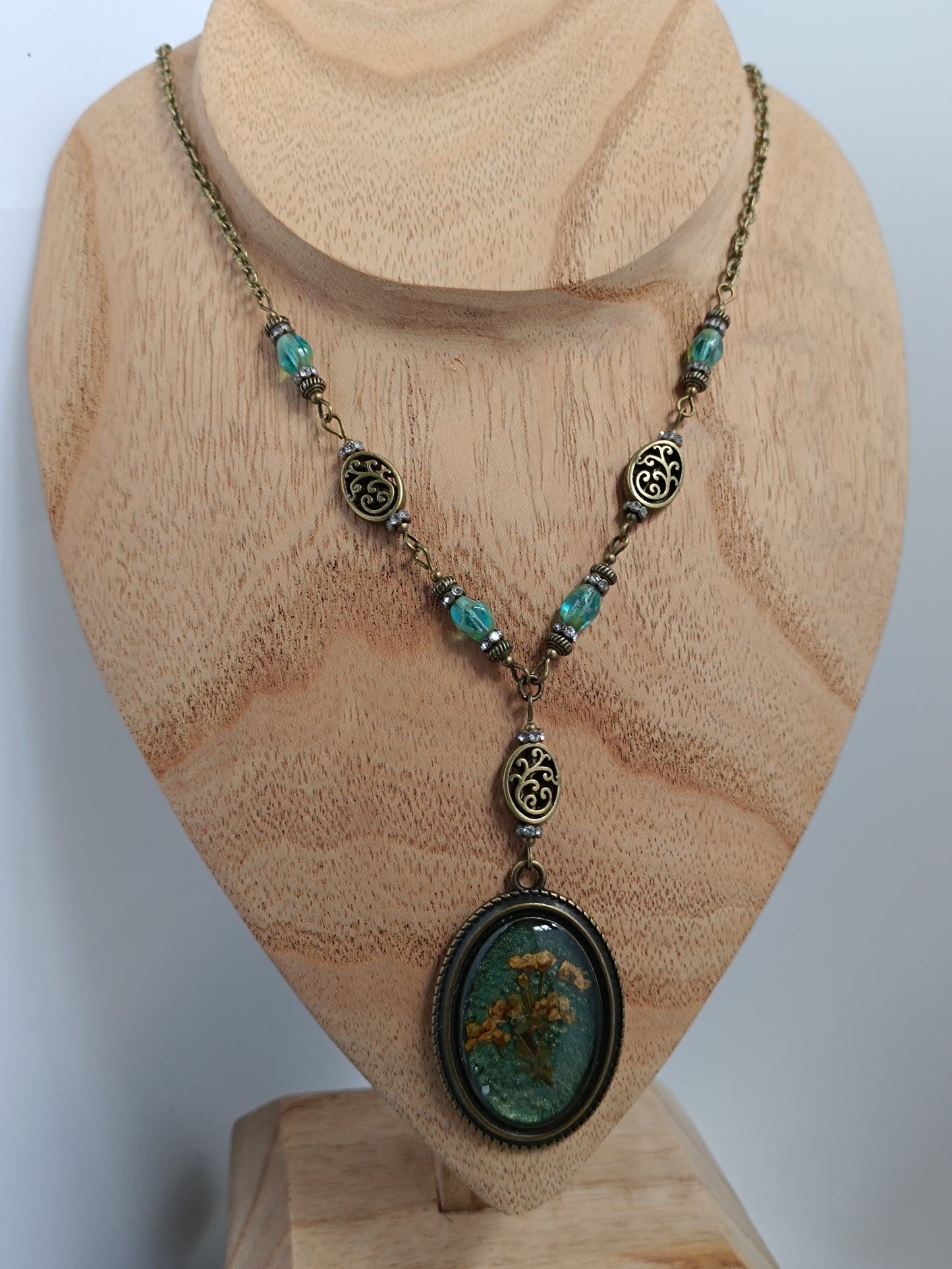 Grand Collier Cottagecore Dark Floral Pendentif Botanique Fleurs Séchées Fond Vert 4 x 2,8 cm