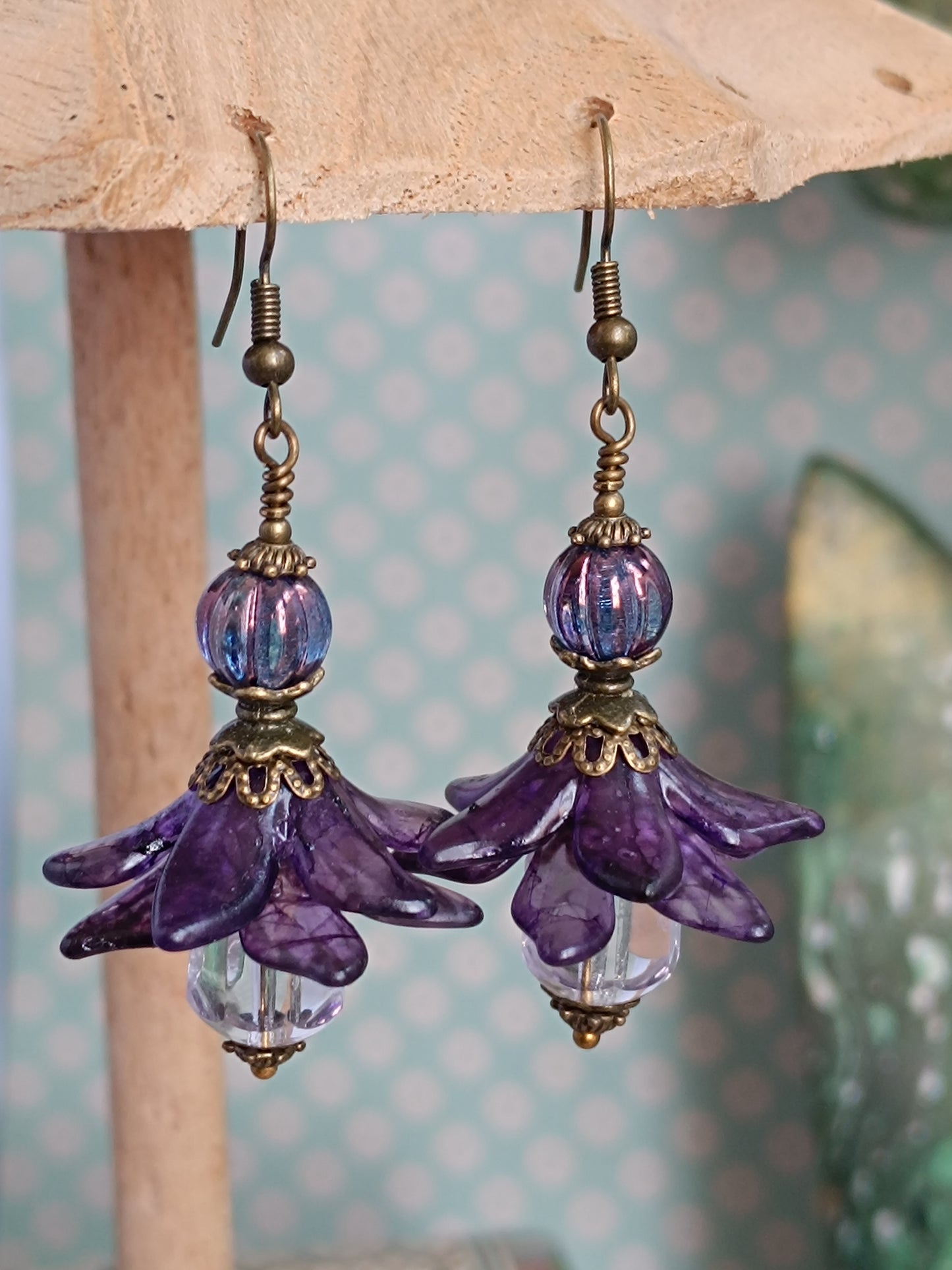 Boucles d'oreilles fleurs féeriques pompons reflets ultra violet et éclats véga