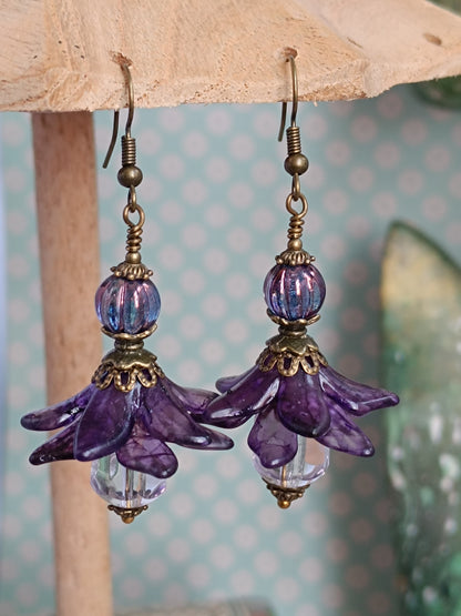 Boucles d'oreilles fleurs féeriques pompons reflets ultra violet et éclats véga