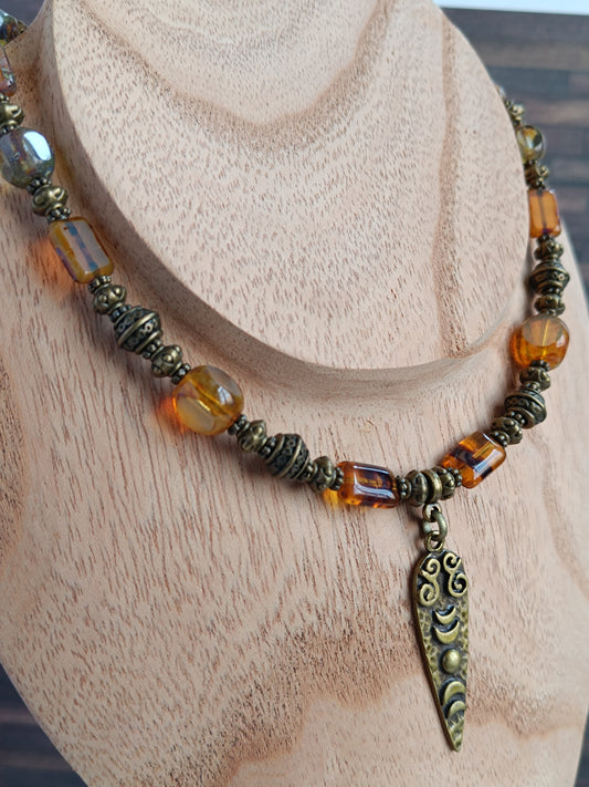Collier artisanal bohème en verre tchèque et bronze – Pendentif Triple Lune mystique