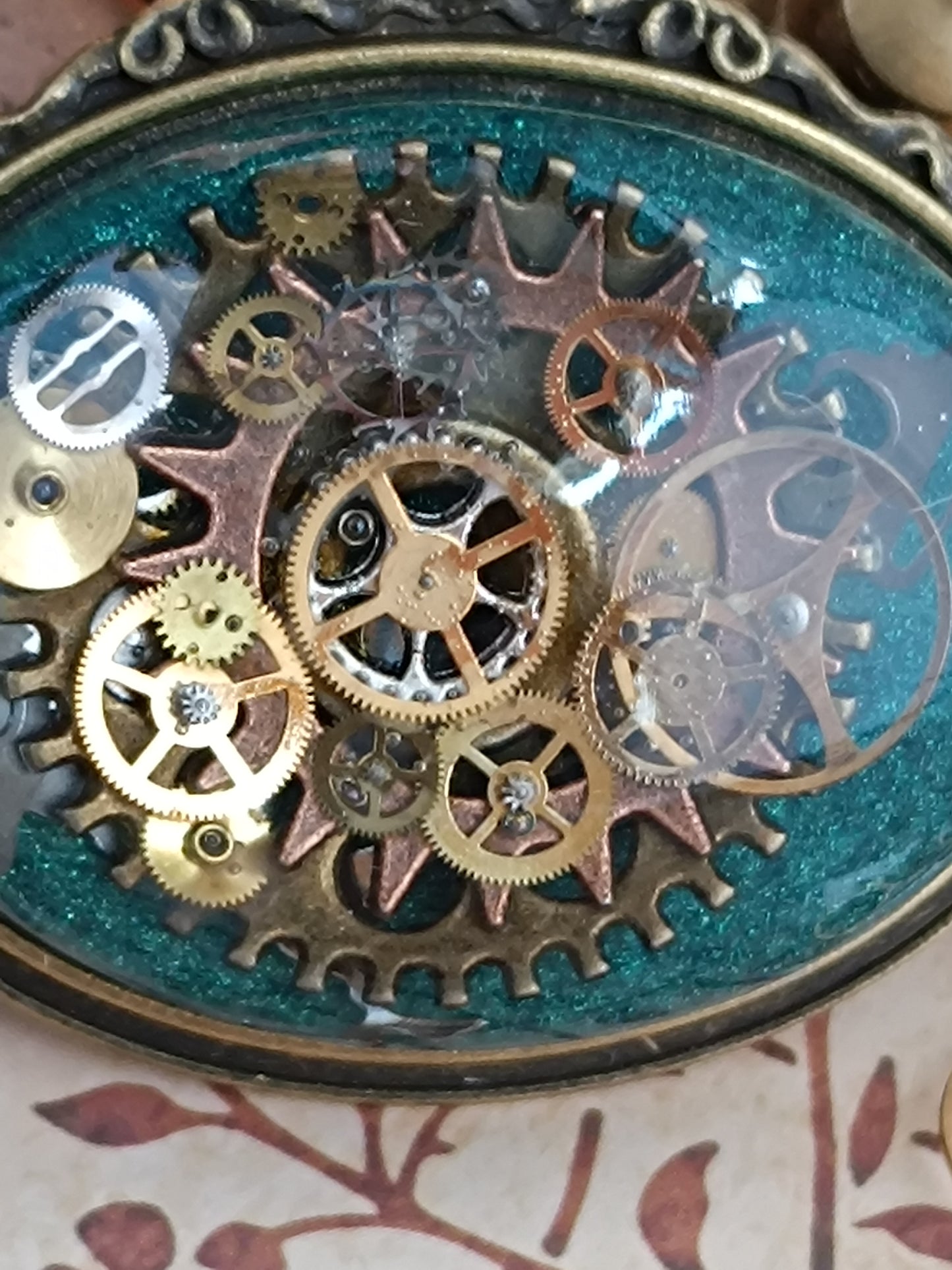Broche Steampunk Cabochon Horizontal – Résine Époxy, Fond vert , Engrenages Authentiques