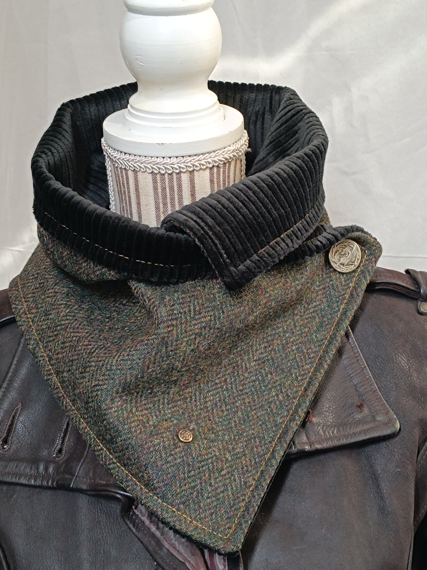 écharpe col de bénitier artisanale en laine à chevrons vert, brun et ocre, doublé velours côtelé noir. Boutons métal décoratifs dont un dragon vintage. Accessoire fait main, chaud et élégant pour l’hiver, au style bohème, cottagecore ou urbain raffiné. Création unique réalisée dans notre atelier de l’Oise.