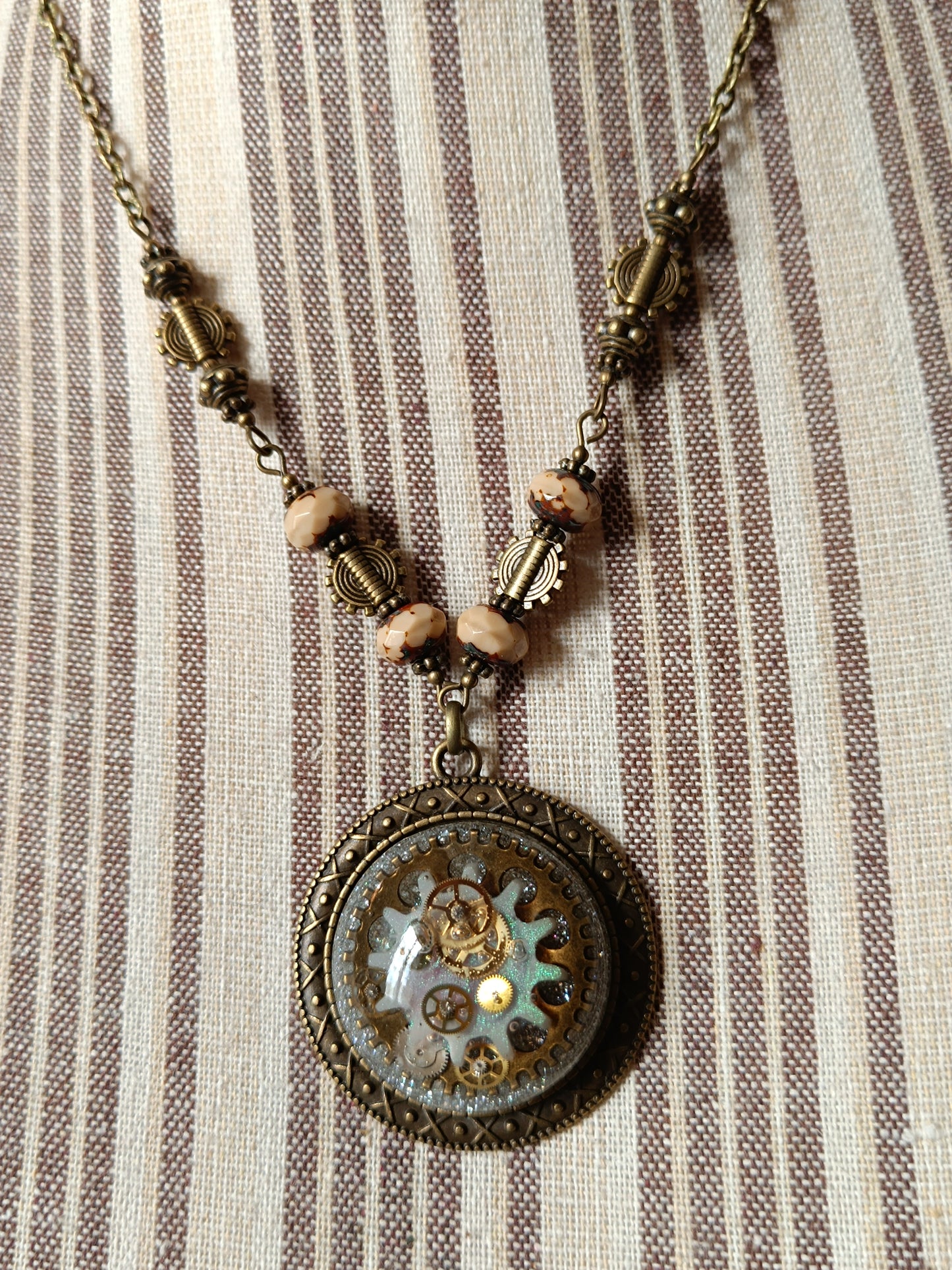 Collier Steampunk Chapelet Perles de Verre Tchèque Grand Pendentif Cabochon Résine Époxy Bronze Artisanal