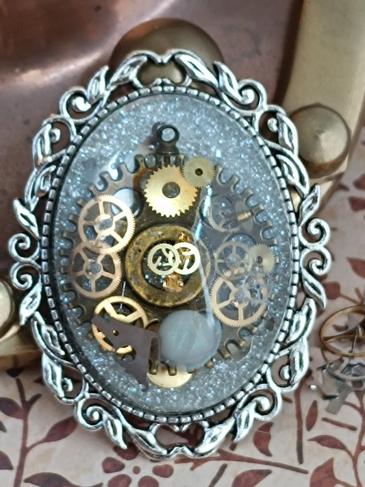 Broche Steampunk Cabochon – Résine Époxy, Fond pailleté , Engrenages Authentiques