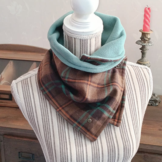 Écharpe boutonnée col bénitier tartan doublé polaire et bouton vintage