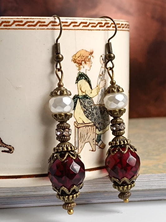 Boucles d'oreilles pendantes artisanales – Perles facettées rouges et blanches, métal bronze antique filigrané