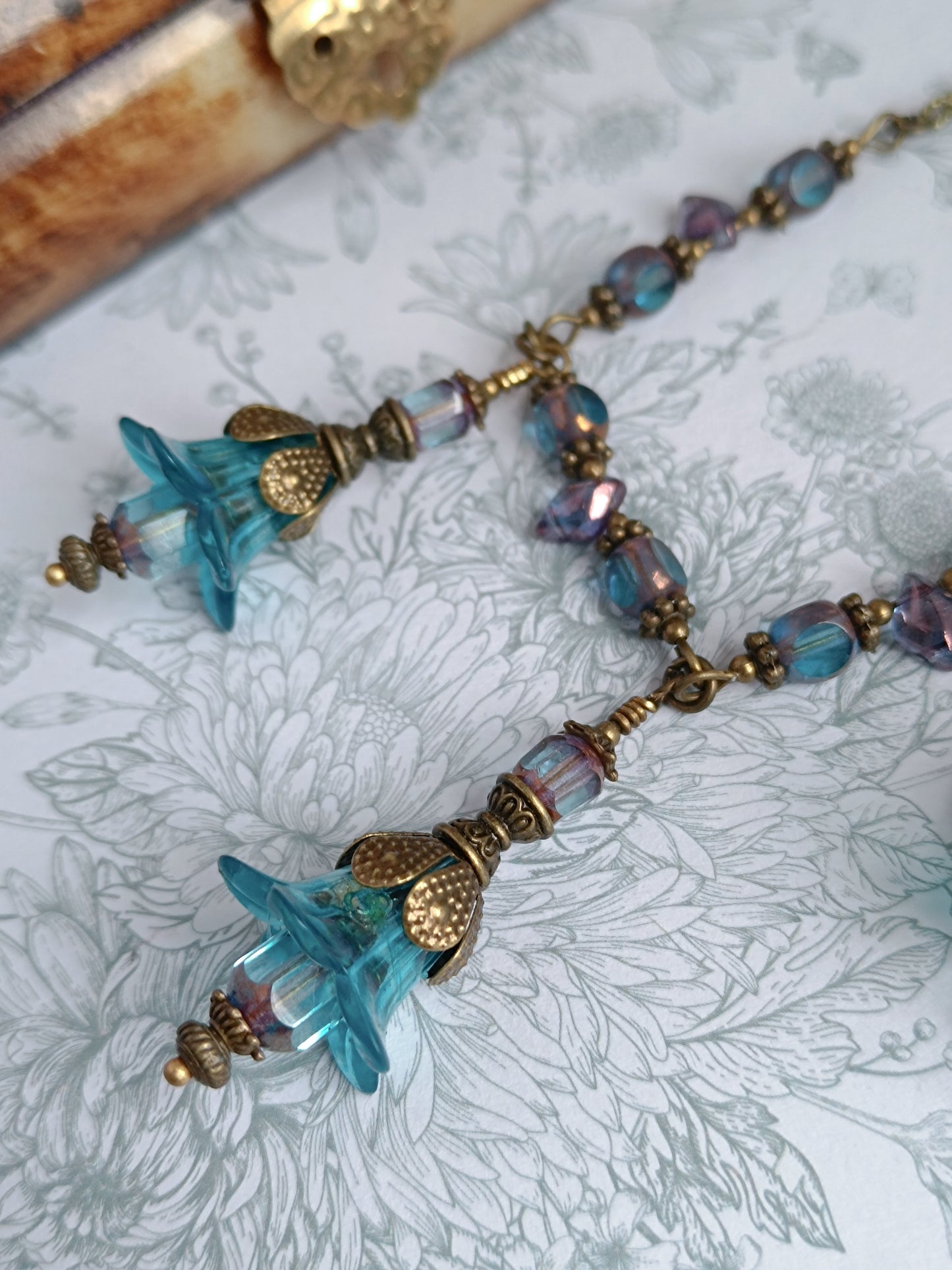 Parure Collier Boucles d'Oreilles Fleurs Féeriques Lucite Bleue Verre Tchèque Bronze Antique