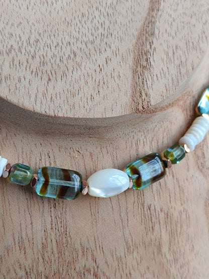 Collier perles heishi coquillage, nacre et verre tchèque