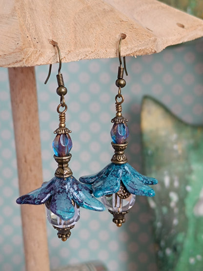 Boucles d'oreilles pendantes fleurs féeriques bleues et perles verre tchèques cristal