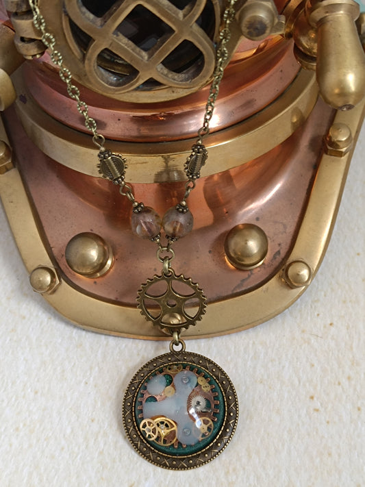 Collier Steampunk Chapelet Perles de Verre Tchèque Pendentif Cabochon Vert Résine Époxy Bronze Artisanal