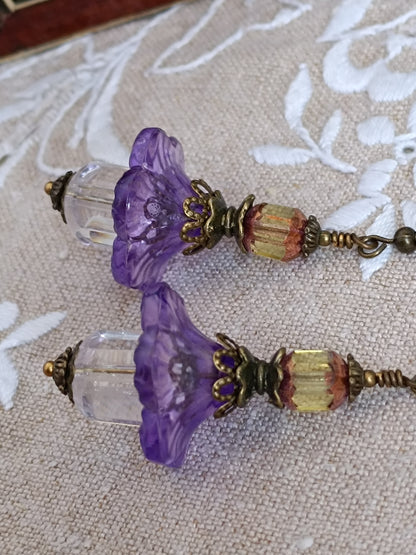 Boucles d'oreilles fleurs de lucite vintage et perles de verre tchèque
