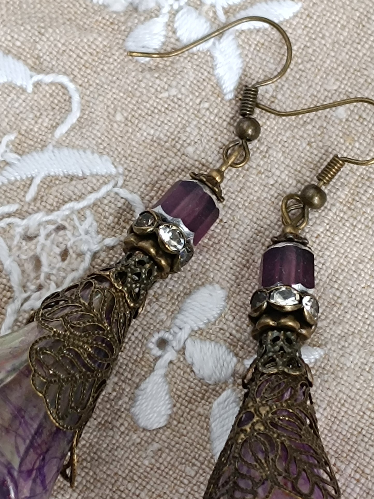 Boucles d'Oreilles Pendantes Féeriques Vertes et Violettes Fleurs Acrylique Perles Verre Tchèque XXL