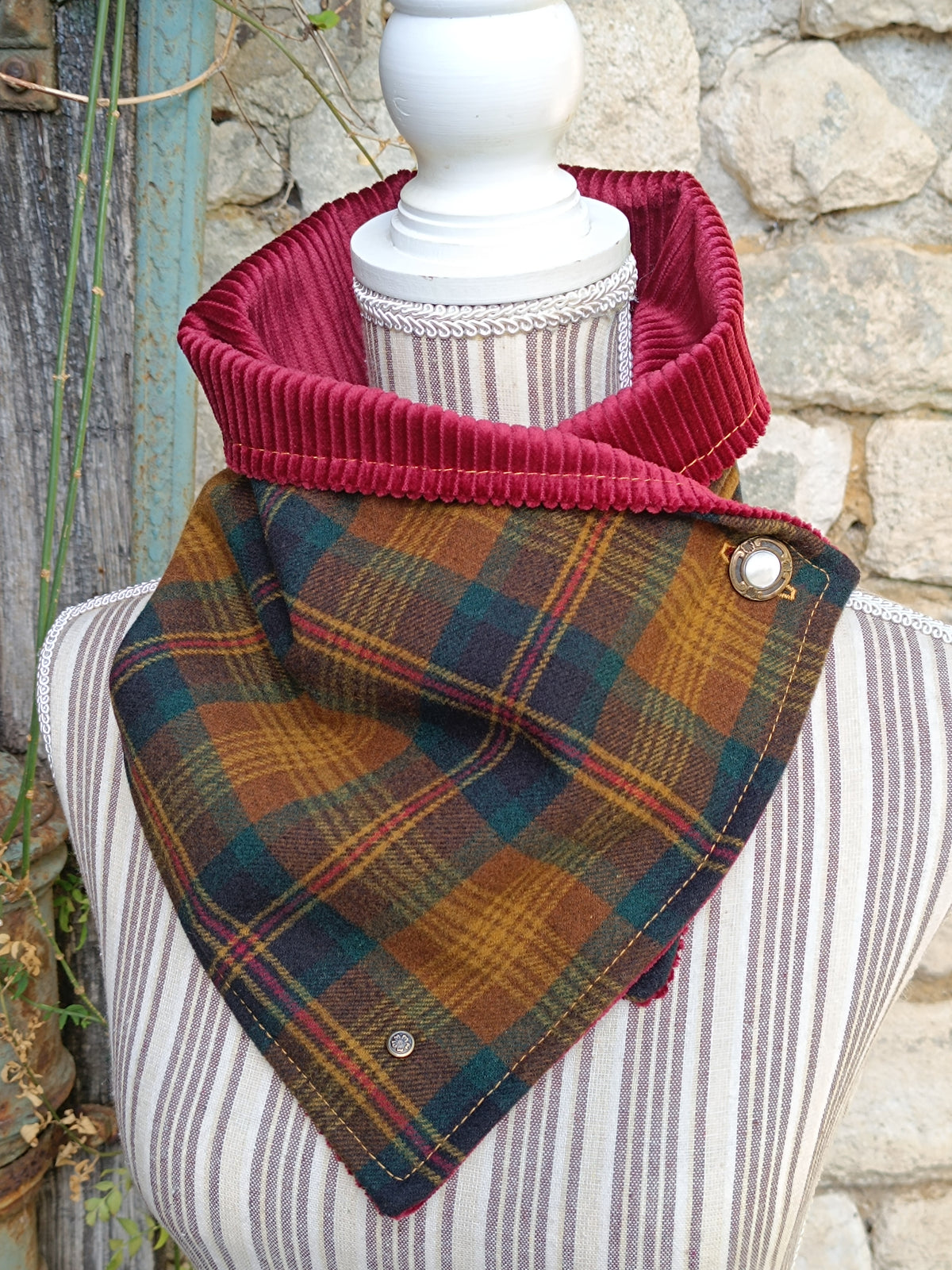 Tour de cou tartan laine et velours bordeaux avec bouton Art déco en nacre