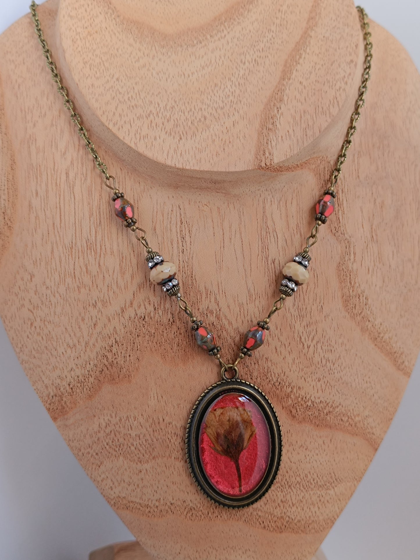Collier Cabochon Fleurs de Cerisier Rouge Orangé Bronze Antique Pièce Unique 4 x 2,8 cm
