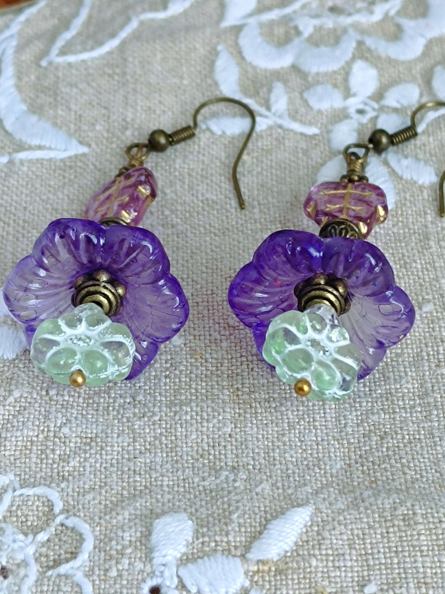 Boucles d'oreilles fleurs féeriques fleurets verts et feuilles roses