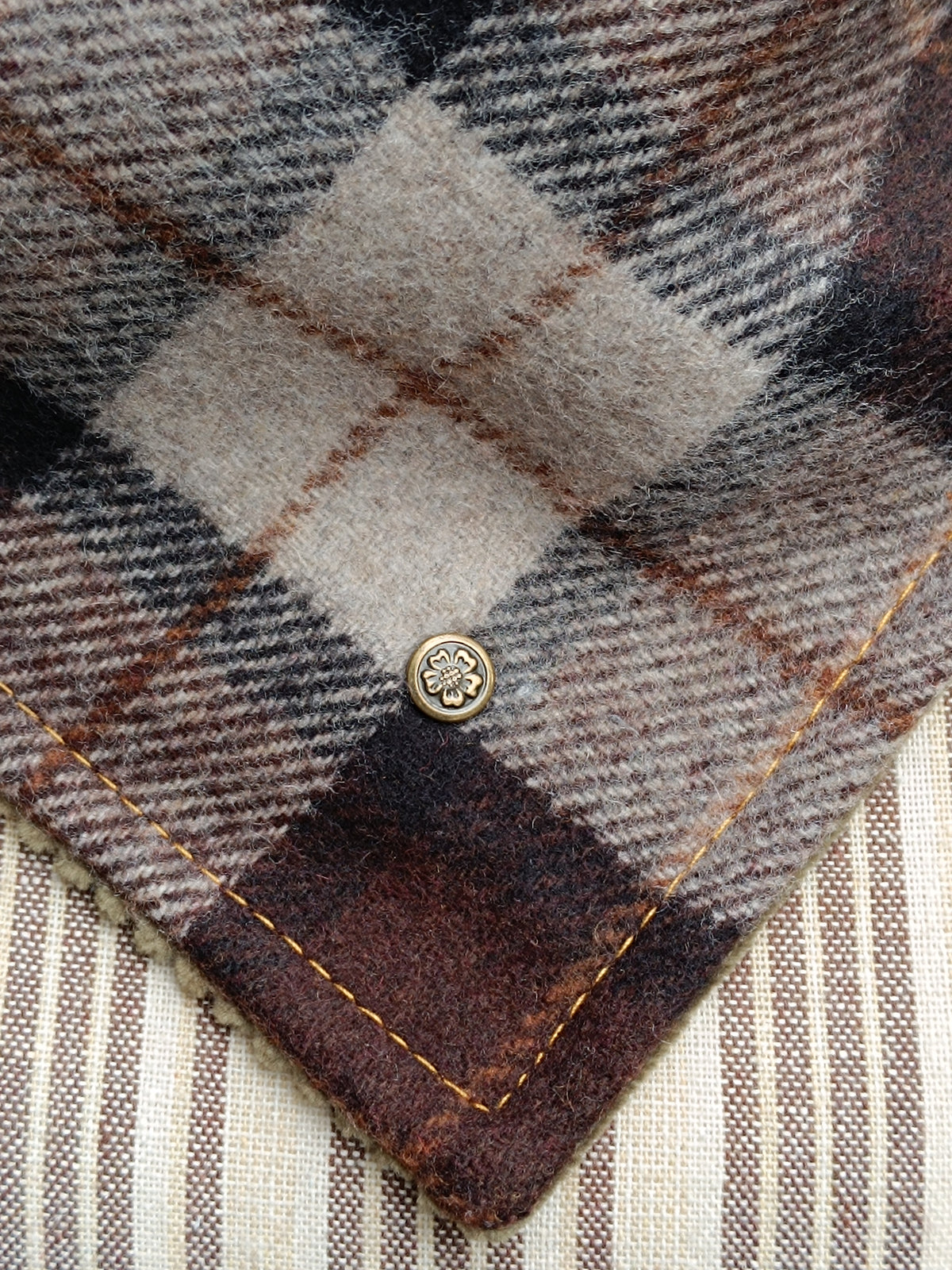 Tour de cou tartan écossais laine velours côtelé et bouton vintage autrichien